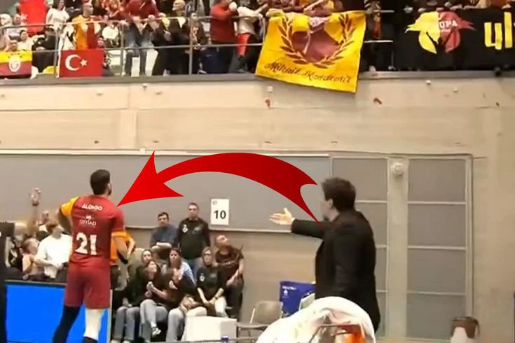 Galatasaray'ın yıldızı kendi taraftarına şişe fırlattı