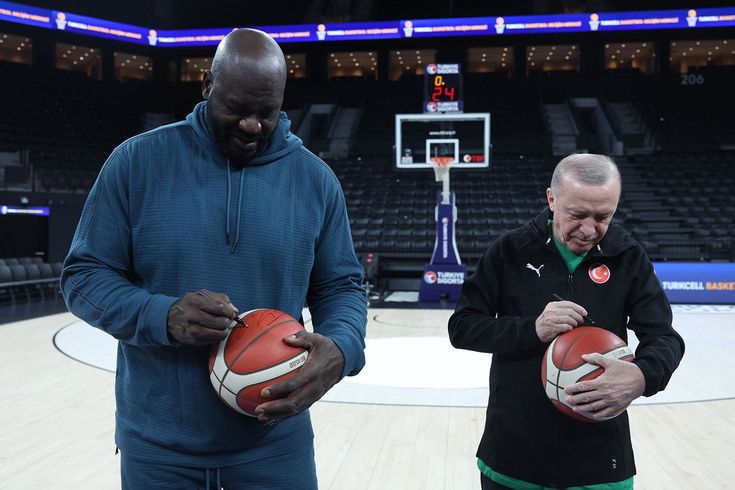 Cumhurbaşkanı Erdoğan ile basketbol oynayan Shaquille O'Neal, Türk bayraklı şapka ile video paylaştı