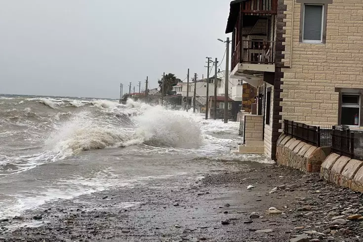 Ayvacık'ta kara ile deniz birleşti