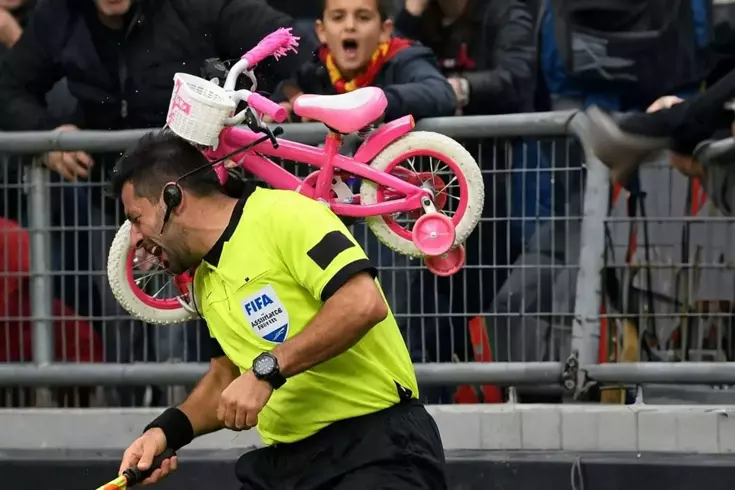 Amatör maçta büyük skandal! Hakeme bisiklet attıp bayılttılar