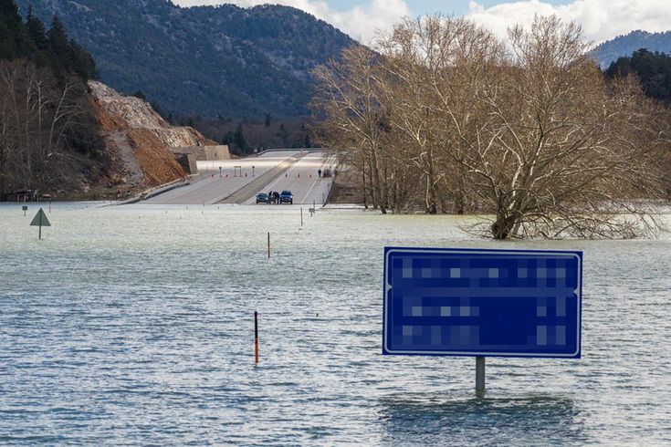 İki ili bağlayan yol günlerdir bu halde! Trafik levhaları bile suya gömüldü