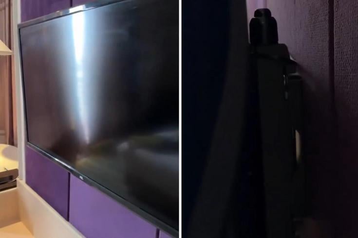 Otel odasında, televizyonun arkasına bakan adam, hayatının şokunu yaşadı