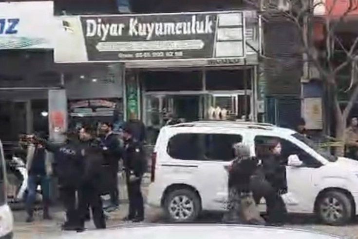 Gaziantep'te silahlı, maskeli ve biber gazlı kuyumcu soygunu: 1 kilo altın çalan 2 soyguncu yakalandı