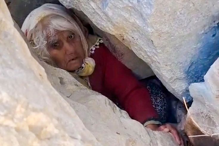 Ölümle burun buruna 24 saat! Yaşlı kadın 5 metrelik yarıkta sıkışmış halde bulundu