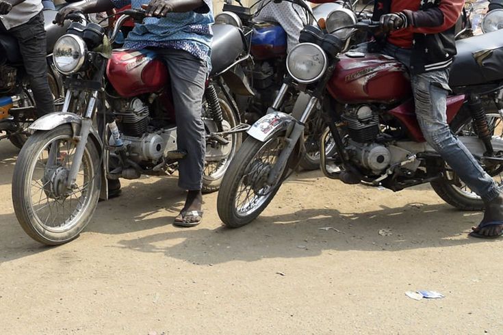 Motosikletlerle bastıkları köyde onlarca kişiyi katlettiler