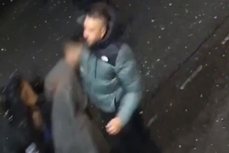 Yolda yürüyen kadına durup dururken yumruk attı