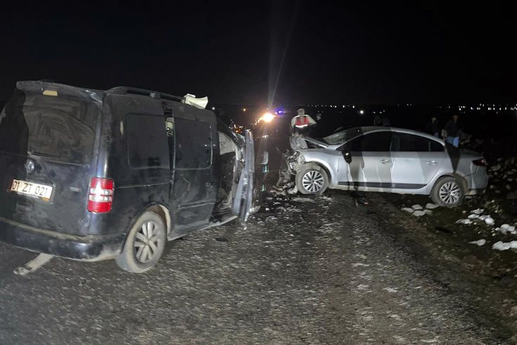 Diyarbakır'da iki otomobil çarpıştı: 5 ölü, 2 yaralı