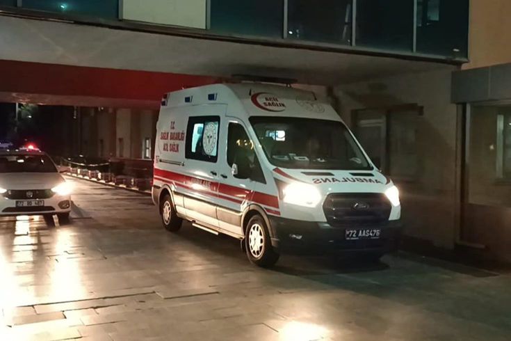 Annesini aldattığını iddia ettiği babasını öldürdü
