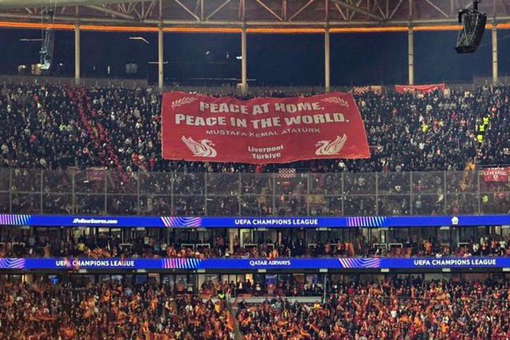 Liverpool taraftarlarından maça damga vuran Atatürk pankartı