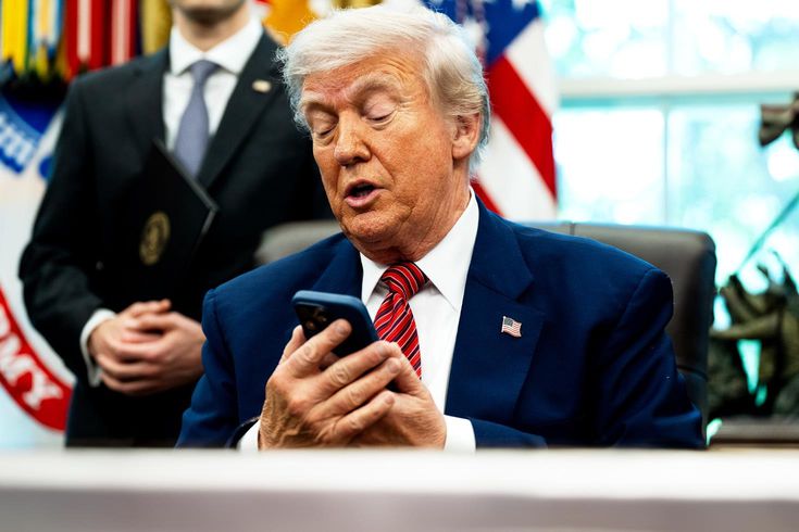 Trump'ın cep telefonu numarası sızdırıldı, Beyaz Saray alarma geçti