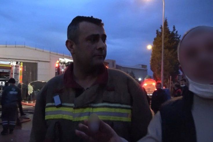 Fabrikadaki yangına müdahale eden itfaiye eri darbedildi