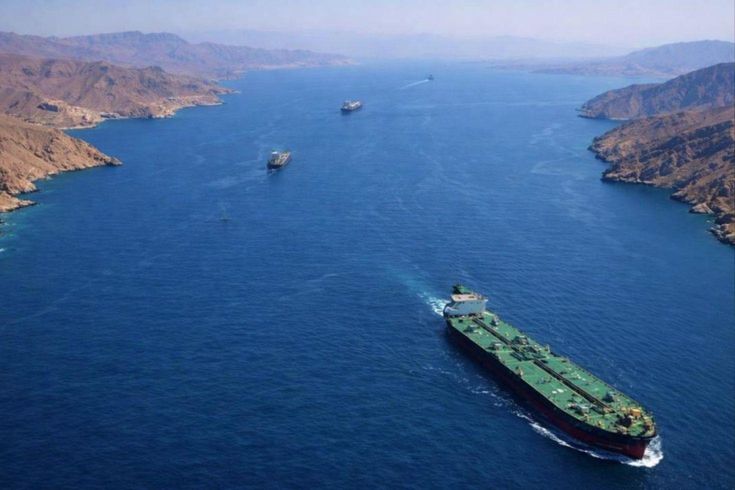 Hürmüz Boğazı'ndan İran'a ait olmayan ilk ham petrol tankeri geçti