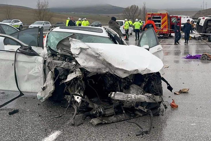 Otomobil, hafif ticari araca çarptı: Baba ve oğlu öldü, 4 yaralı