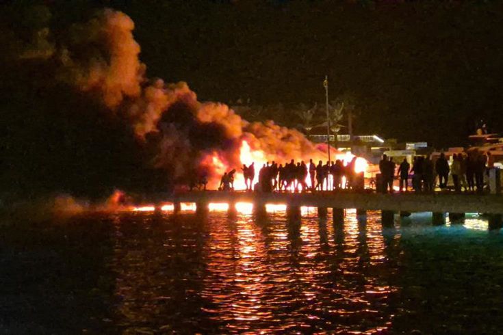 Bodrum'da milyonluk tekneler alev alev yanıyor