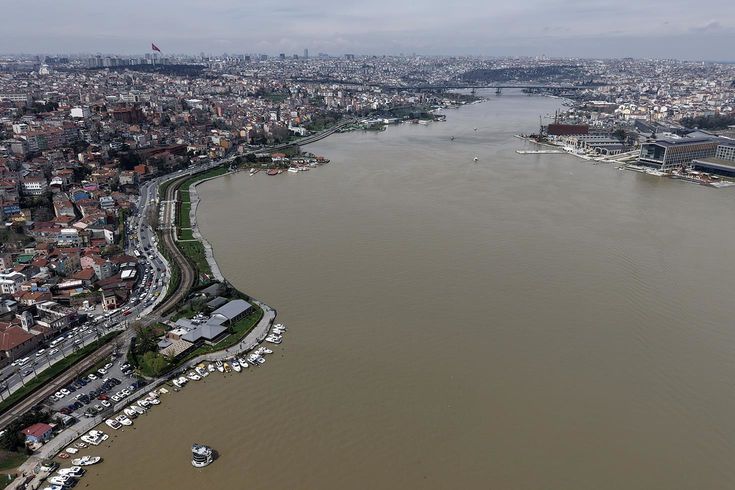 Sağanak sonrası İstanbul Boğazı'ndaki renk değişimi havadan görüntülendi
