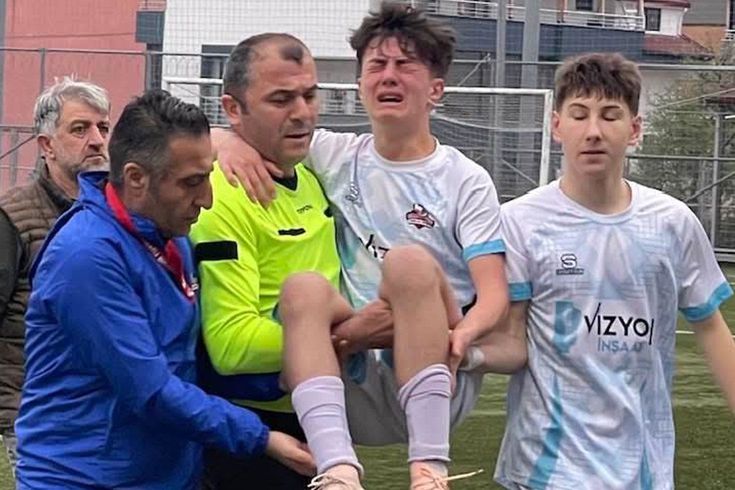 Sakatlanan futbolcuyu maçın hakemi kucağında taşıdı