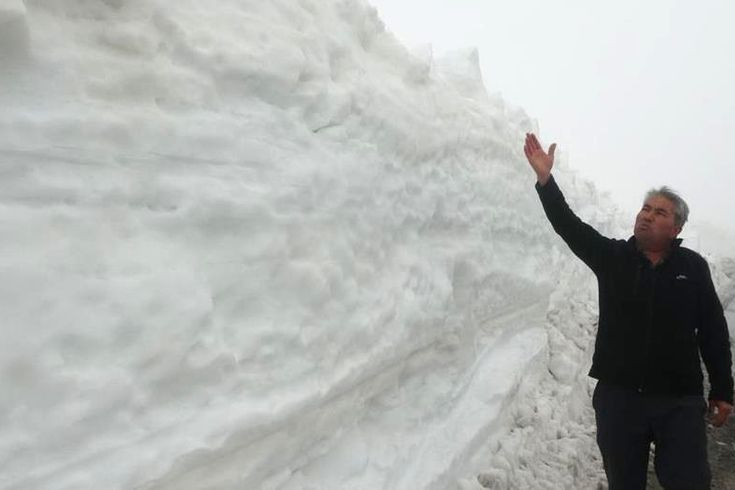Burası ne Van ne de Hakkari! Yaz şehrinde kar 2 metreyi aştı