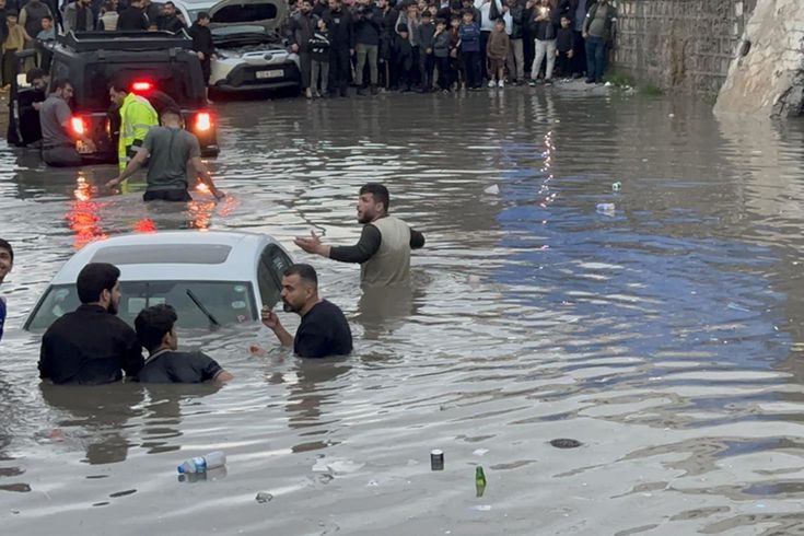 Irak'ın Erbil kentinde etkili olan yağış hayatı olumsuz etkiledi