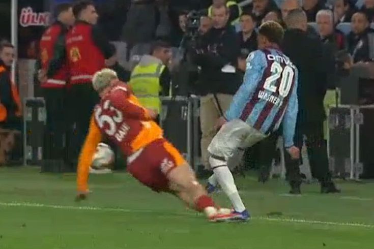 Trabzonspor-Galatasaray karşılaşmasında çok tartışılan karar