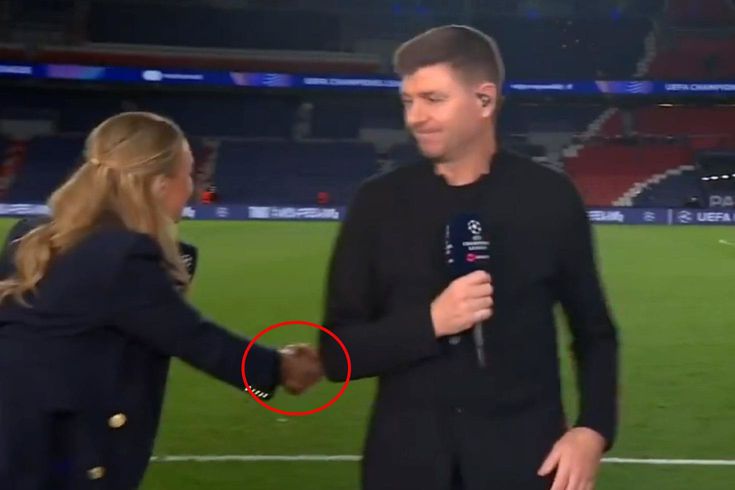 Yıldız futbolcunun kadın muhabirle tokalaşması olay oldu