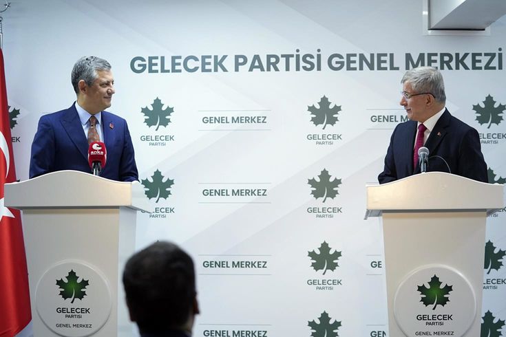Davutoğlu'ndan Özgür Özel'le ilgili dikkat çeken sözler: Namazdan çıkıp telefona bakıyorum...