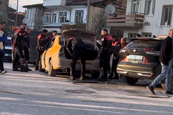 Malatya'da kavgada bıçaklar çekildi, baba ve oğlu yaralandı