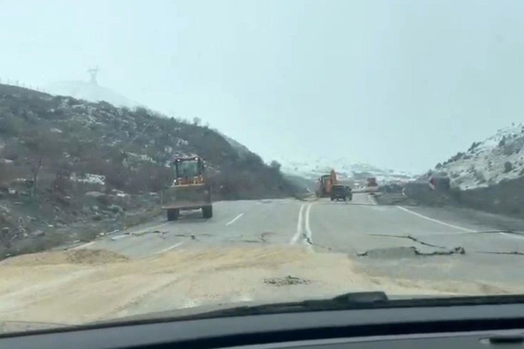 Hakkari-Van yolunda çökme: Ulaşım kontrollü sağlanıyor