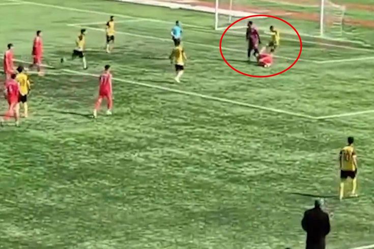 Ülkede futbolun bittiğini en iyi özetleyen görüntü! Rakibinin elmacık kemiğini kıran futbolcu tutuklandı