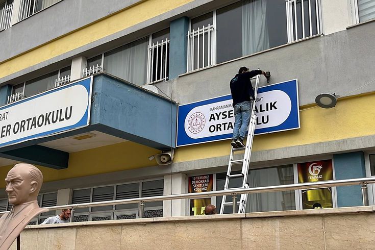 Ayser Çalık Ortaokulu'nun tabelası, yeni binaya asıldı