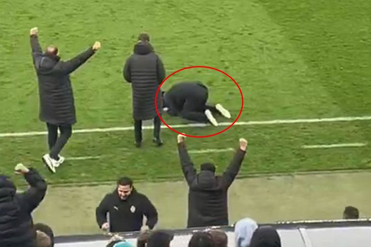 Stresten yerinde duramadı! Maç biter bitmez dizlerinin üstüne çöktü