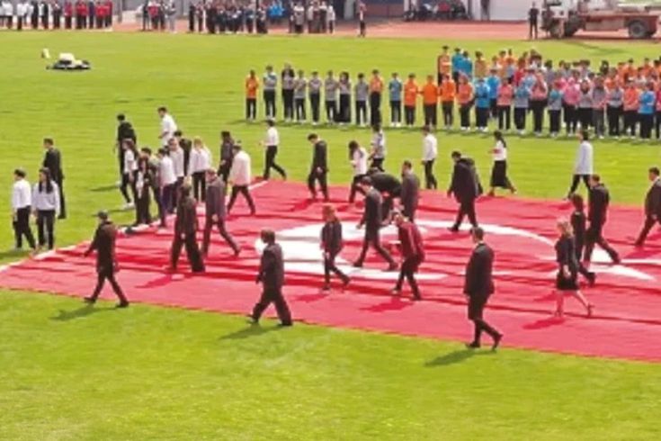 23 Nisan'da yere serilen Türk bayrağı görüntüsü olay oldu! Cumhurbaşkanlığı'ndan açıklama var