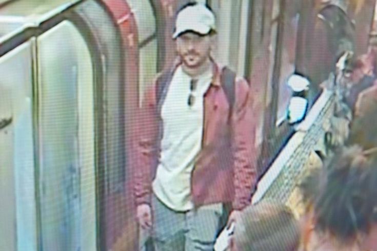 İngiltere ayakta! Polis bir kadının etek altı fotoğraflarını çeken bu sapığı arıyor