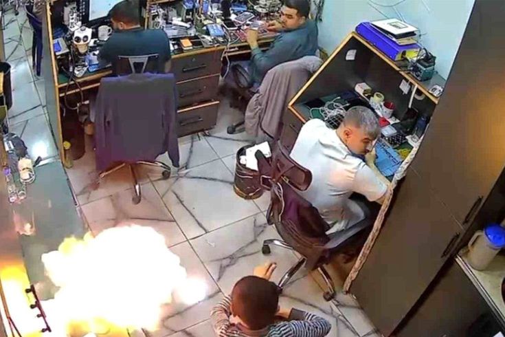 Tamircideki şarja takılı cep telefonu alev aldı