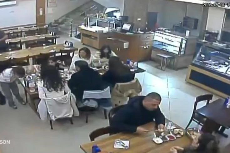 Nefes borusuna yemek kaçan küçük kızı restoran çalışanı kurtardı