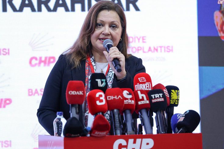 CHP'den olağanüstü toplantı! Burcu Köksal'a yakın ilçe başkanı görevden alındı