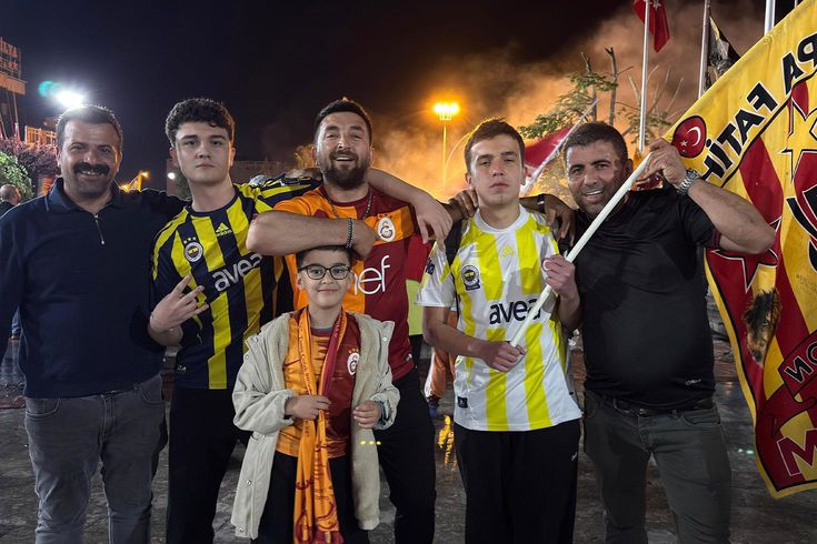 Fenerbahçeli taraftarlar da Galatasaraylıları yalnız bırakmadı
