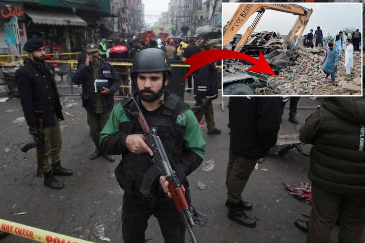 Pakistan'da düzenlenen intihar saldırısında 12 polis hayatını kaybetti