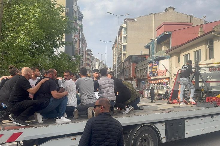 Yüksek sesle müzik tartışması kanlı bitti: Cenaze çekici üstünde taşındı