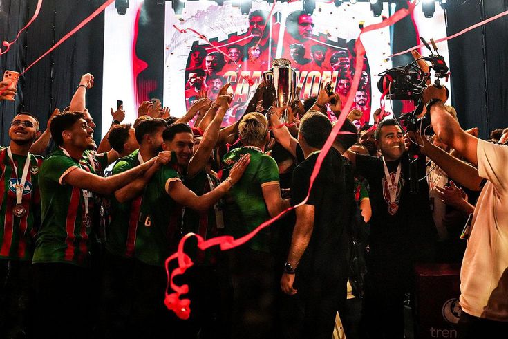 Süper Lig'e yükselen Amedspor şampiyonluk kupasını ''Diren ha'' şarkısı eşliğinde kaldırdı
