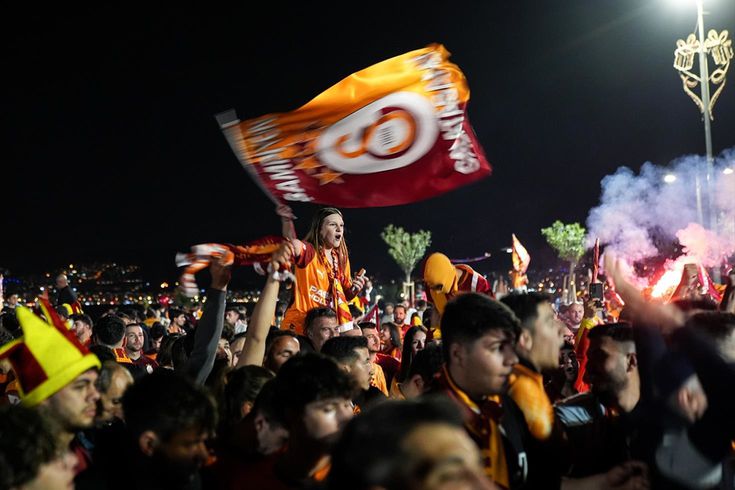 Türkiye sarı-kırmızıya boyandı: 26. şampiyonluk 81 ilde ve sınır ötesinde kutlandı