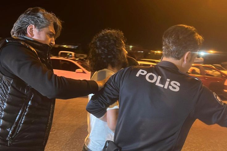Annelerine müdahale etmek için gelen sağlık çalışanlarını rehin alıp bıçakla birbirlerine girdiler
