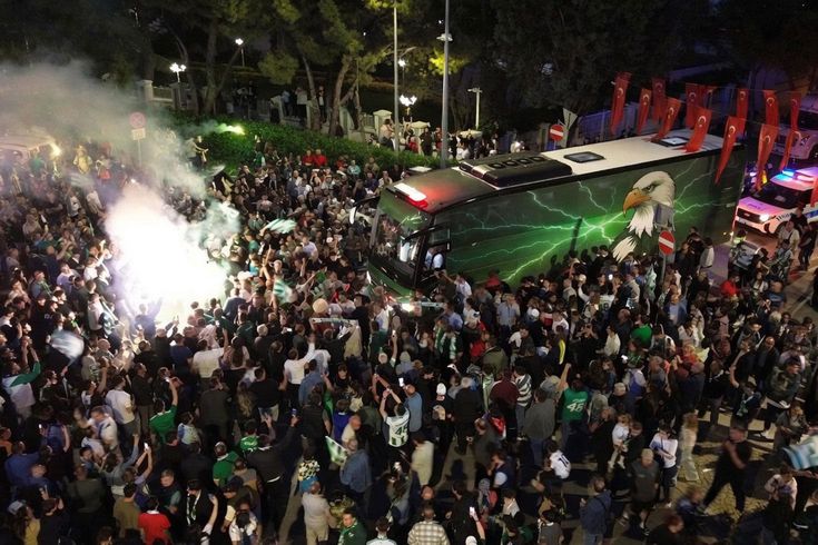 Şehir yandı! Şampiyon olan takımlarını krallar gibi karşıladılar
