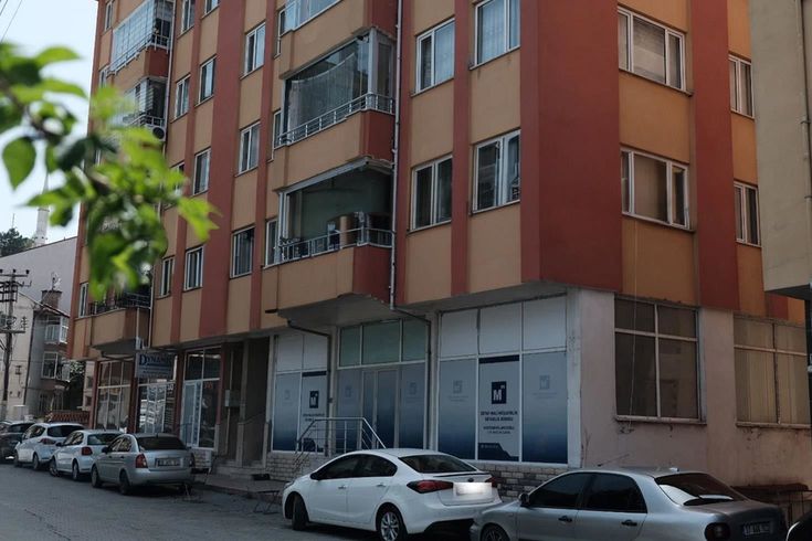 Bir ilimiz bu olayı konuşuyor: Genç kız, hocasının elinden kurtulmak için balkondan çıplak atladı