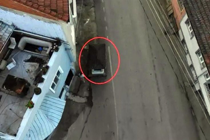 Mahalleyi üçe bölen gizemli mezar! Muhtar, bakanlığa başvuru yaptı