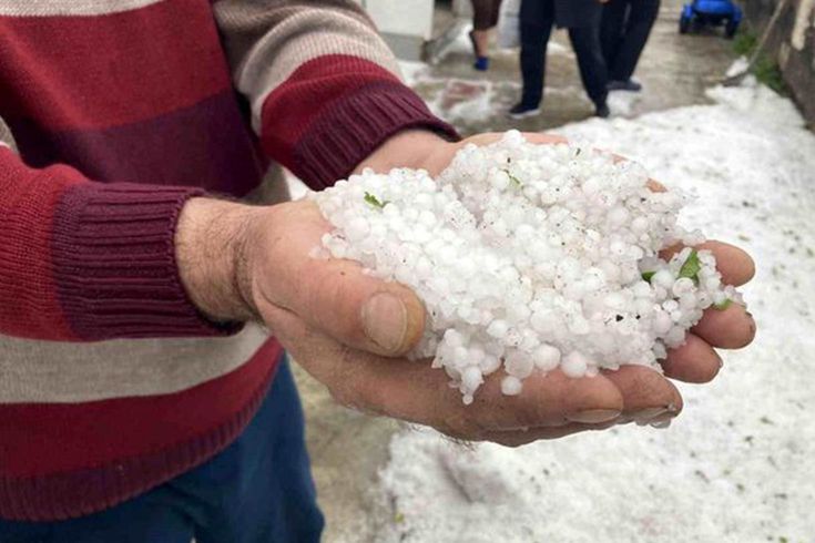 Refahiye'de dolu yağışı etkili oldu