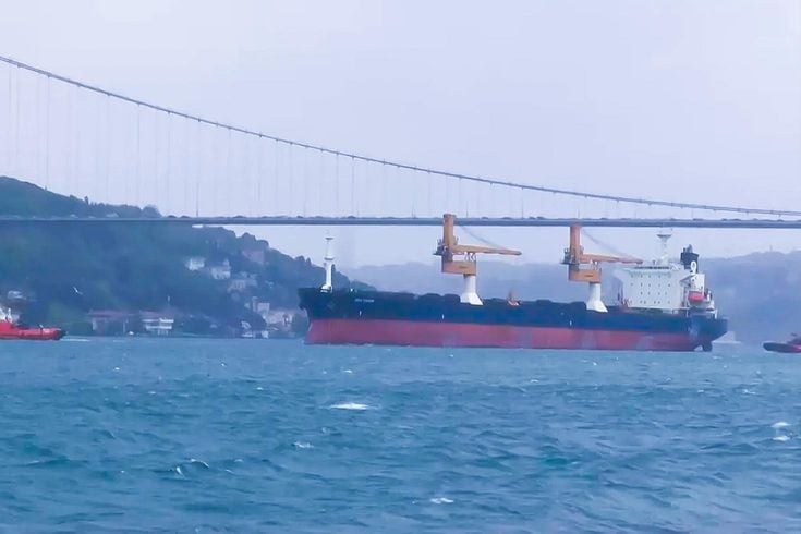 Drone saldırısına uğrayan gemi İstanbul Boğazı'nı kapattı