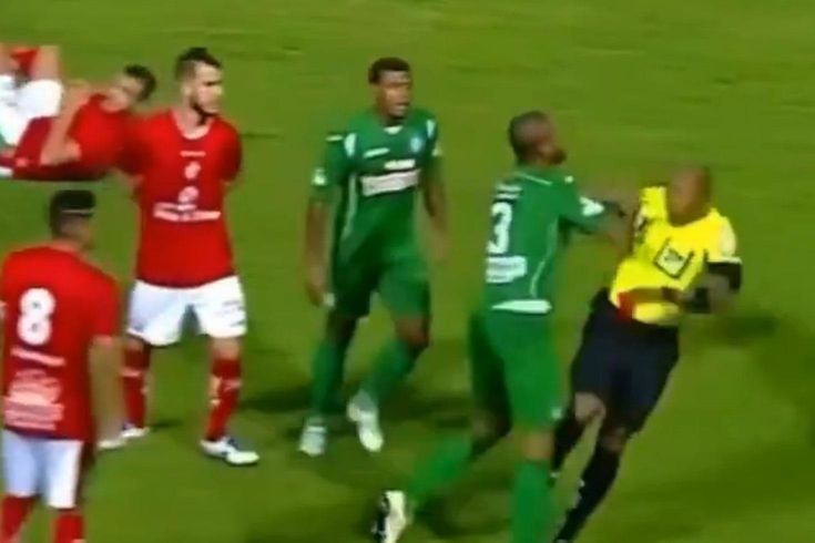 Kırmızı görünce çıldırdı, hakemi dövmeye kalktı! Tepkiler çığ gibi