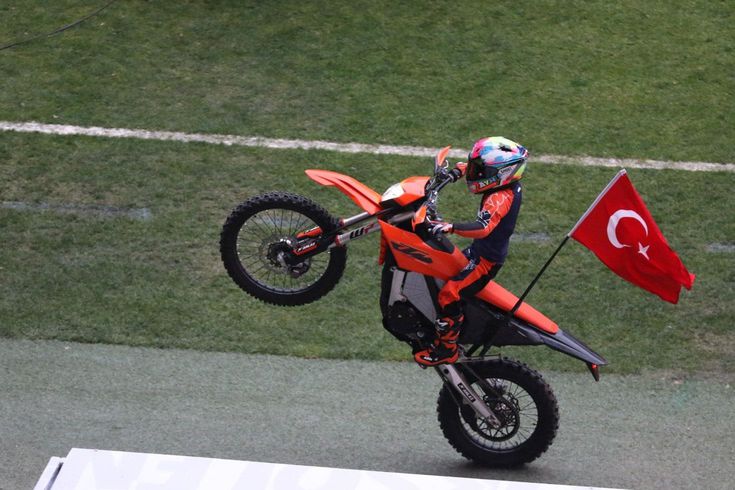 Tozu dumana kattı! Kocaeli Stadyumu'nda Zayn Sofuoğlu'ndan motosiklet şovu