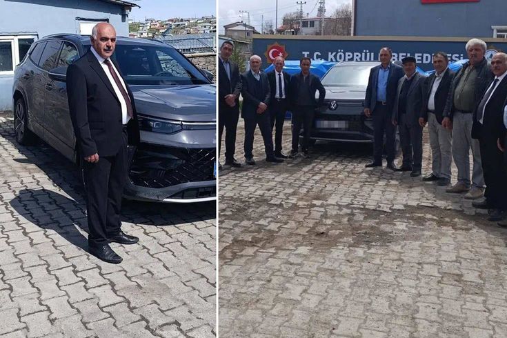 Belediye binası önünde makam aracı pozu