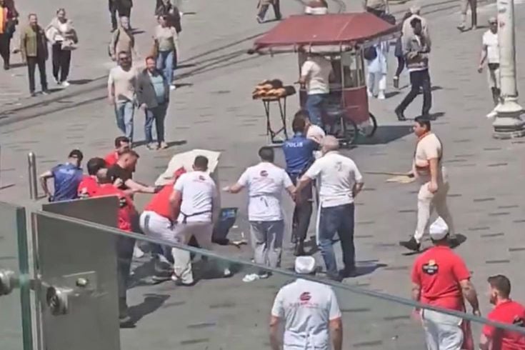Taksim'de kazmayla esnafa saldırdılar; tekme tokat dayak yediler